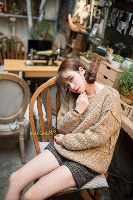 中午妈妈在厨房做饭